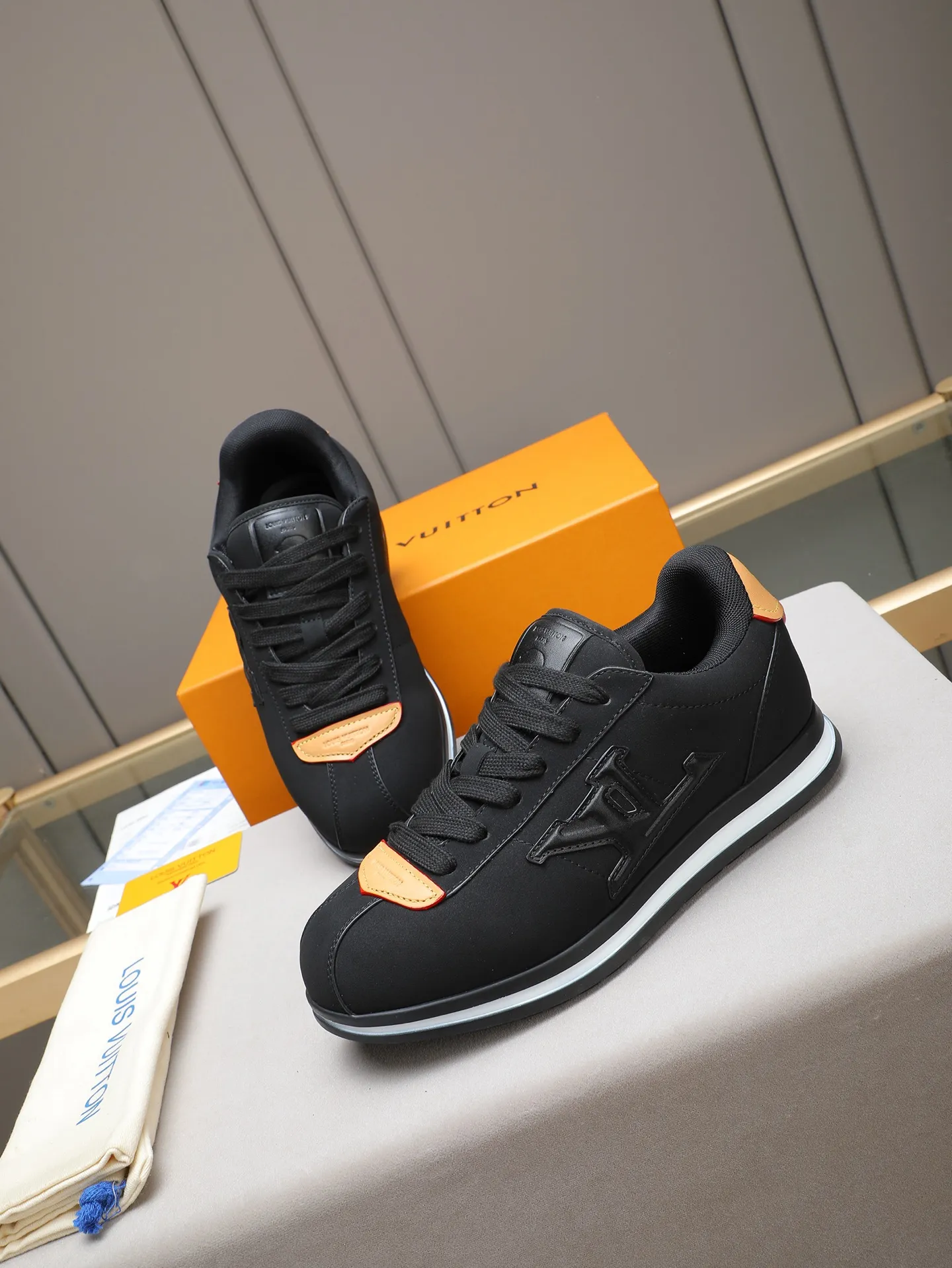 PP560 LV Louis Vuitton L Jialu Brand Runner Tatic Series Thick-soled Casual Sports Shoes Running Shoes Original purchase, development and production This LV Runner Tatic sports shoe combines technical materials such as mesh fabric and ribbons to interpret the inspiration of traditional mountaineering shoes. LV letters are written on one side, the lariat buckle of the quick lacing system is embellished with Monogram flowers and Louis Vuitton logos, and the light and wear-resistant rubber outsole completes the whole. ▪️Fabric: Original imported cowhide + mesh ▪️Inner lining: Original customized breathable mesh ▪️Sole: Original open-molded anti-slip rubber combination material ▪️Size: Men's 38-44 (customized for 45 and 46)